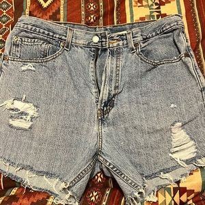 505 vintage distressed Levi’s denim shorts rigid. Size 33